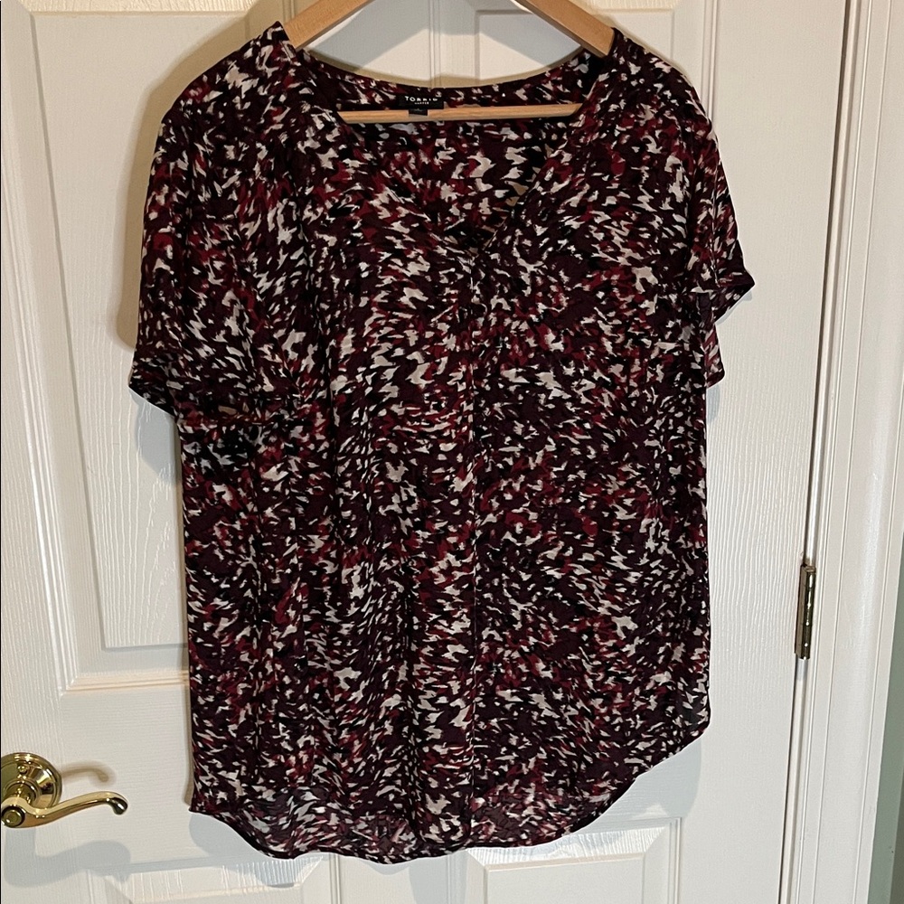 torrid Burgundy, Black & White Abstract V-Neck Short Sleeve Top